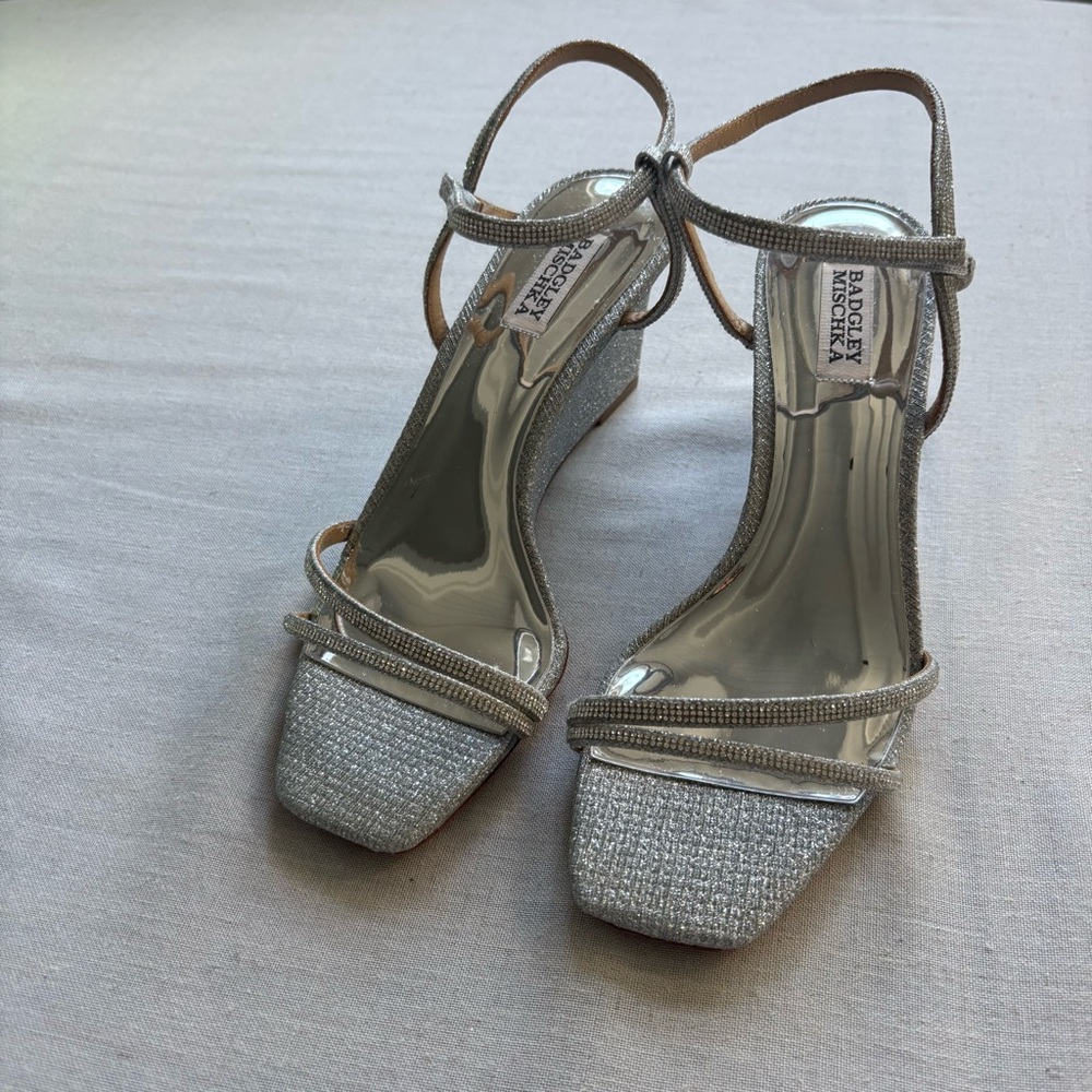 New Badgley Mischka 75MM Embellished Wedge Sandals Silver Size 9.5